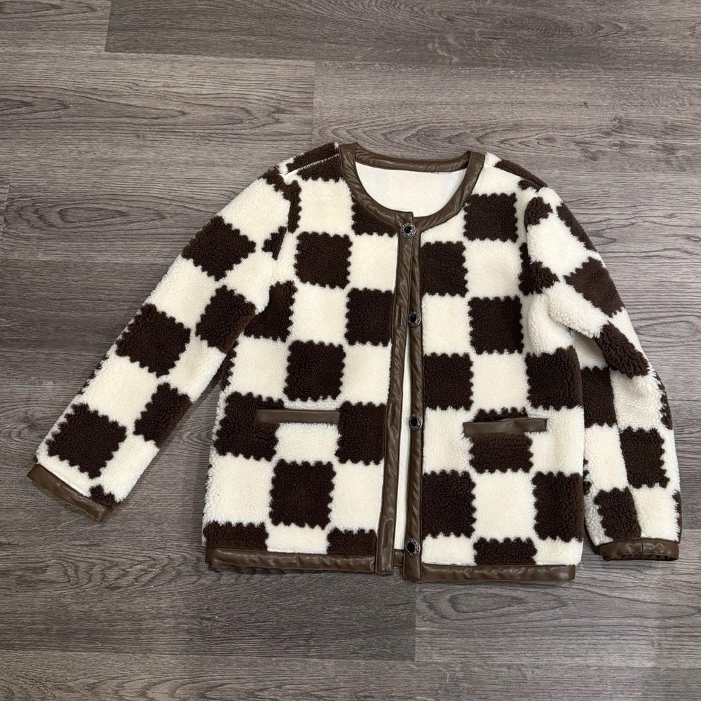 Like new checkerboard teddy jacket, very trendy, light and warm